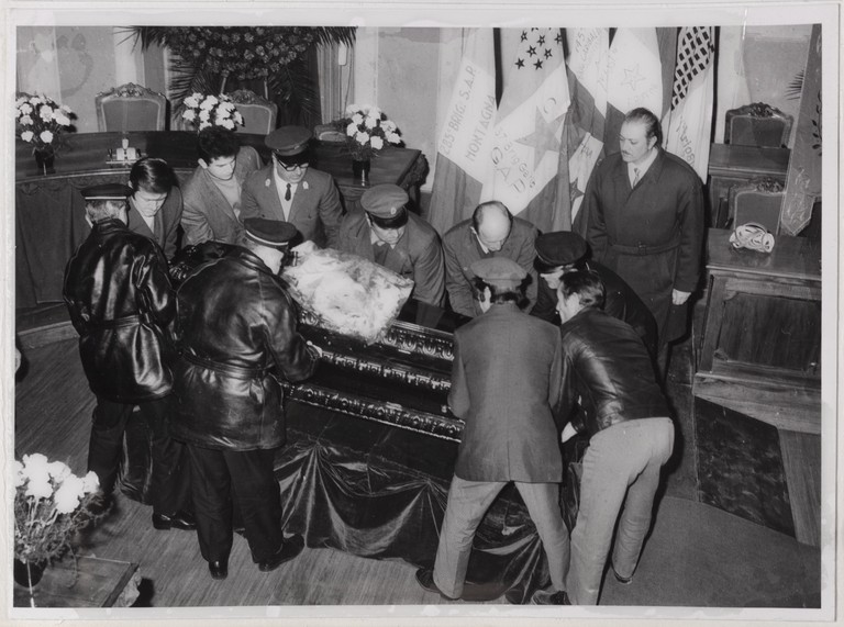 Gattatico-Reggio Emilia, 27-30 marzo 1970, Funerali di Alcide Cervi, camera ardente di Alcide nella Sala del Tricolore di Reggio Emilia